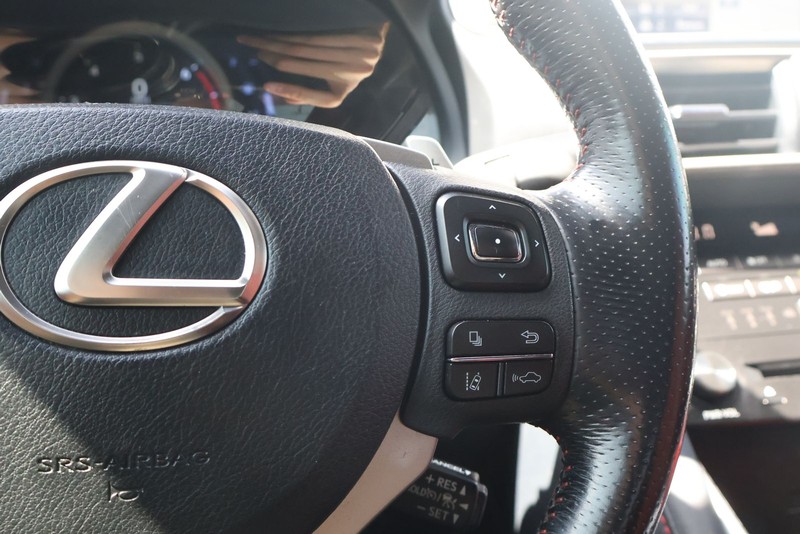 Lexus IS 200t Vehicle Full-screen Gallery Image 27