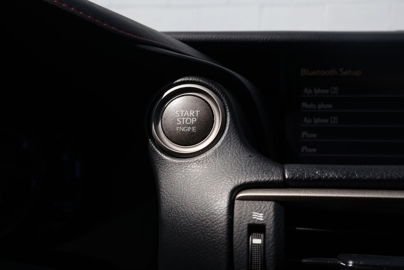 Lexus IS 200t Vehicle Full-screen Gallery Image 28