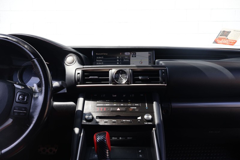 Lexus IS 200t Vehicle Full-screen Gallery Image 29