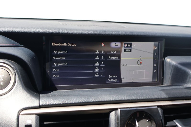 Lexus IS 200t Vehicle Full-screen Gallery Image 30