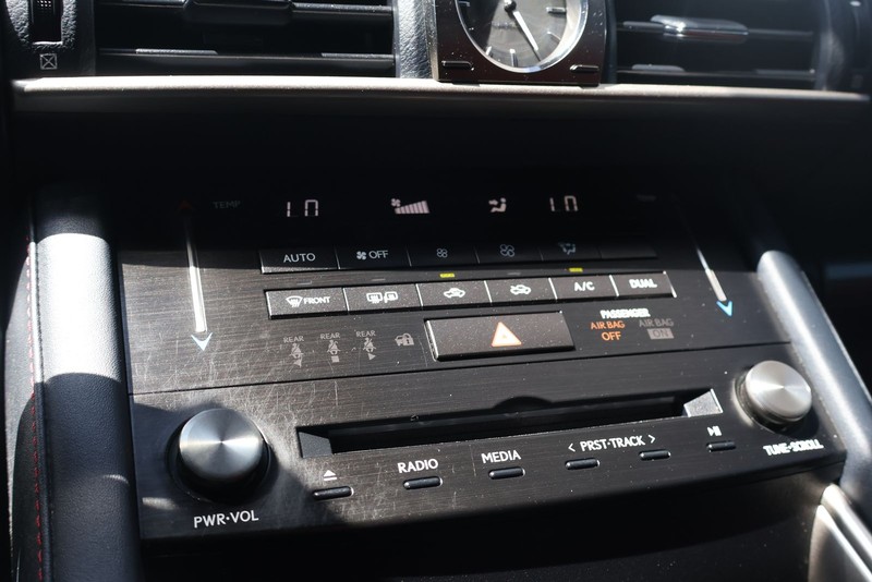 Lexus IS 200t Vehicle Full-screen Gallery Image 32