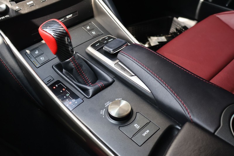 Lexus IS 200t Vehicle Full-screen Gallery Image 33