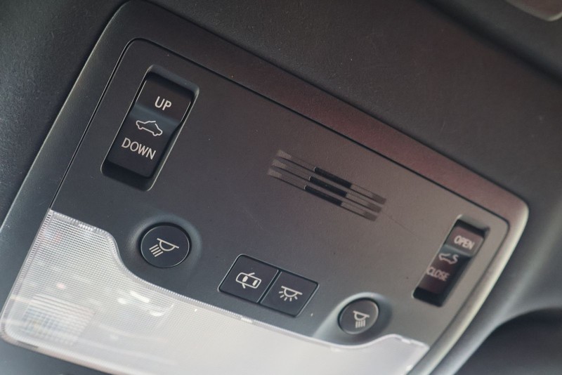 Lexus IS 200t Vehicle Full-screen Gallery Image 34