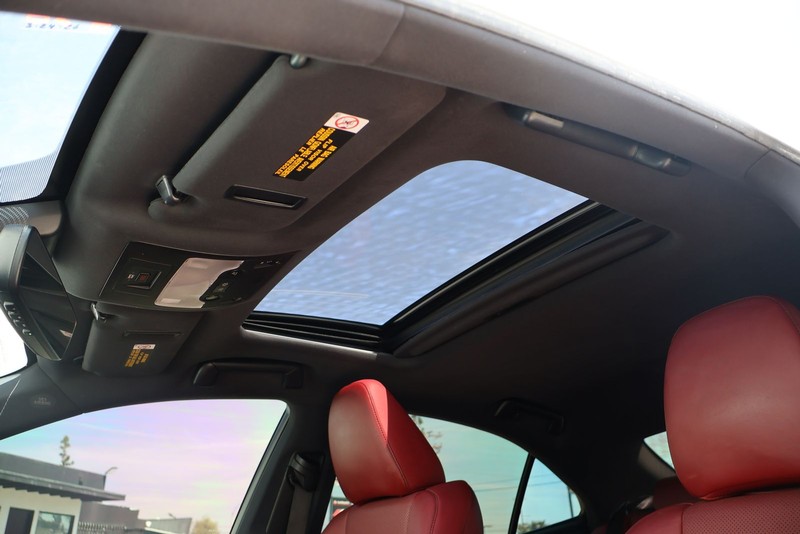 Lexus IS 200t Vehicle Full-screen Gallery Image 35