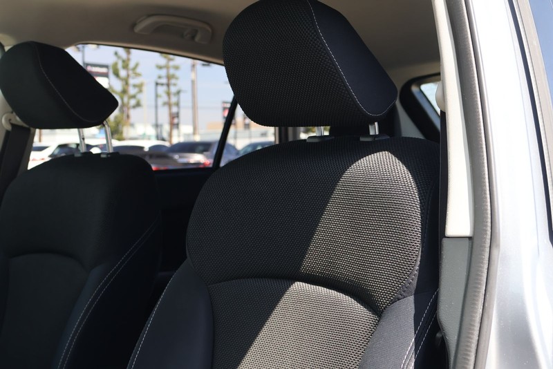 Subaru XV Crosstrek Vehicle Full-screen Gallery Image 18