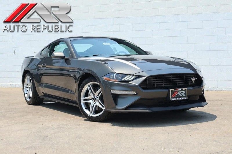 Ford Mustang Vehicle Full-screen Gallery Image 01