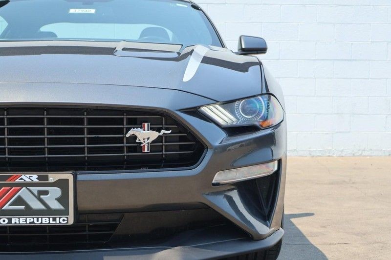 Ford Mustang Vehicle Full-screen Gallery Image 03