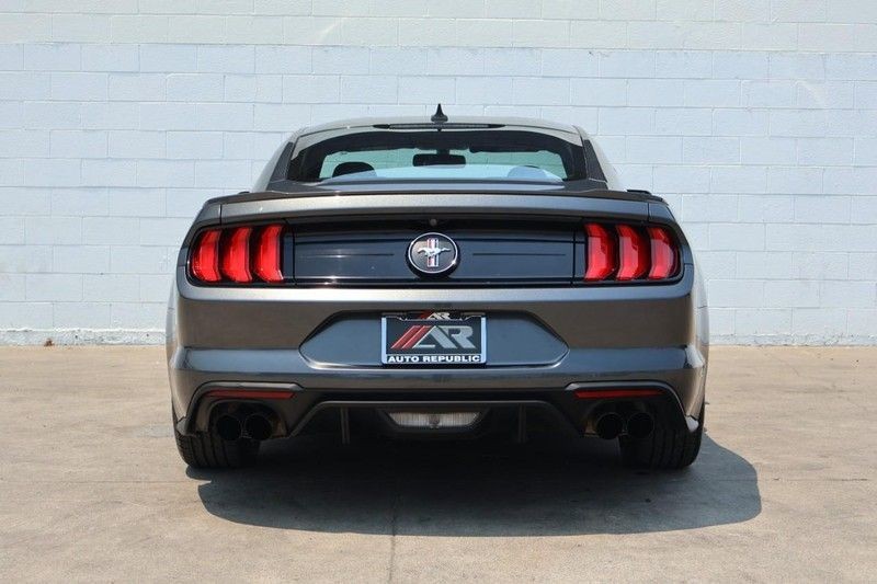 Ford Mustang Vehicle Full-screen Gallery Image 06