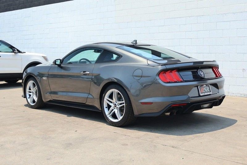 Ford Mustang Vehicle Full-screen Gallery Image 10