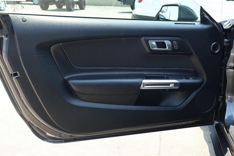 Ford Mustang Vehicle Full-screen Gallery Image 15