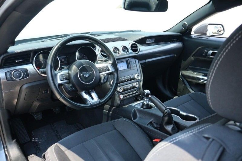 Ford Mustang Vehicle Full-screen Gallery Image 17