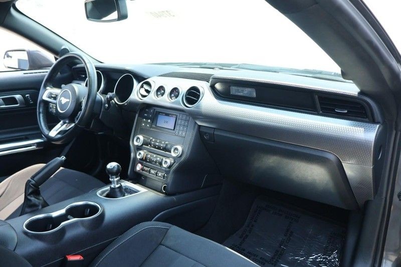 Ford Mustang Vehicle Full-screen Gallery Image 21