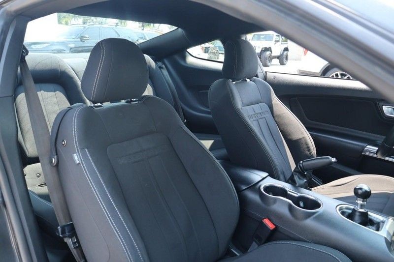 Ford Mustang Vehicle Full-screen Gallery Image 23