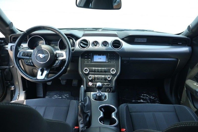 Ford Mustang Vehicle Full-screen Gallery Image 25