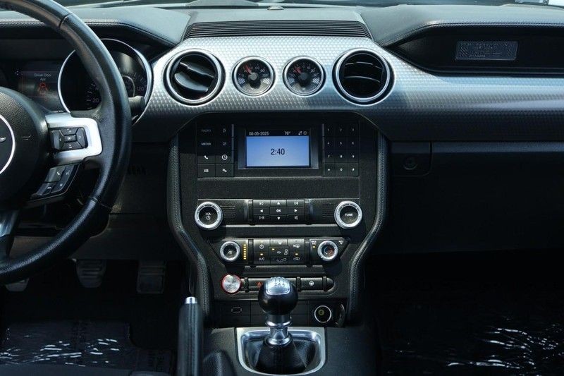 Ford Mustang Vehicle Full-screen Gallery Image 30