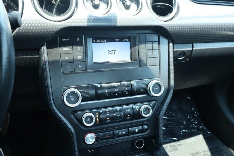 Ford Mustang Vehicle Full-screen Gallery Image 31