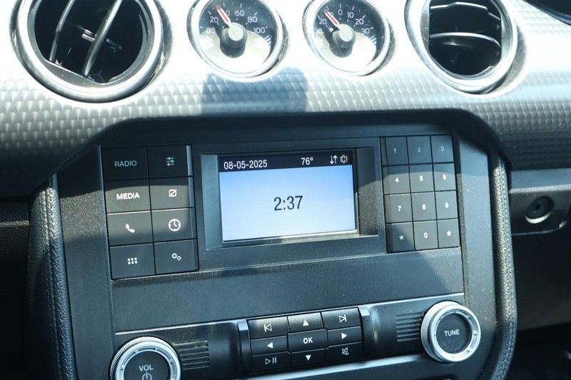 Ford Mustang Vehicle Full-screen Gallery Image 33