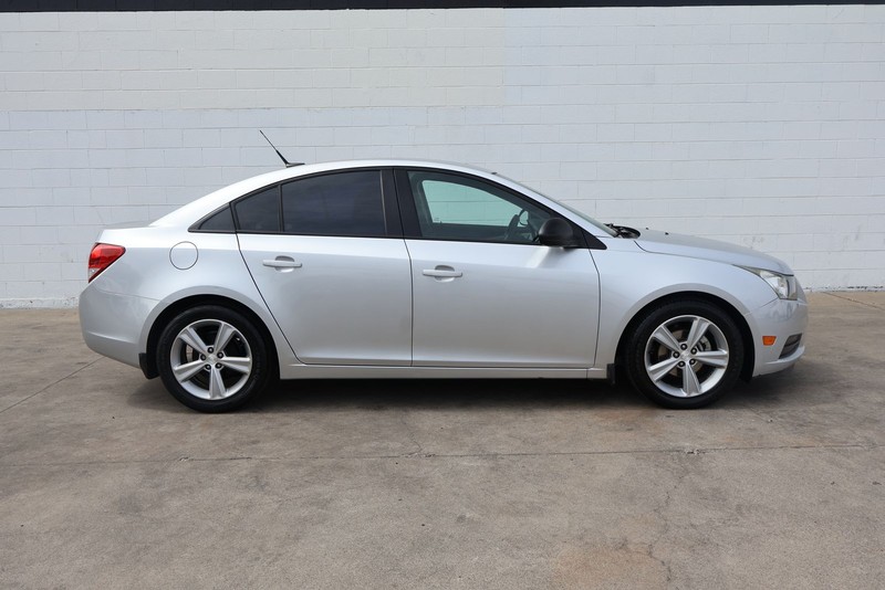 Chevrolet Cruze Vehicle Full-screen Gallery Image 04