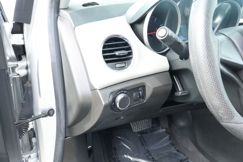 Chevrolet Cruze Vehicle Full-screen Gallery Image 16