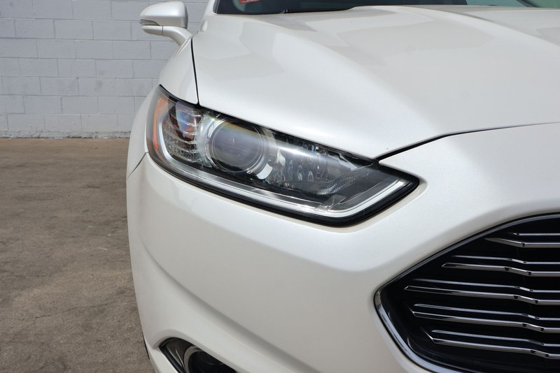 Ford Fusion Energi Vehicle Full-screen Gallery Image 03