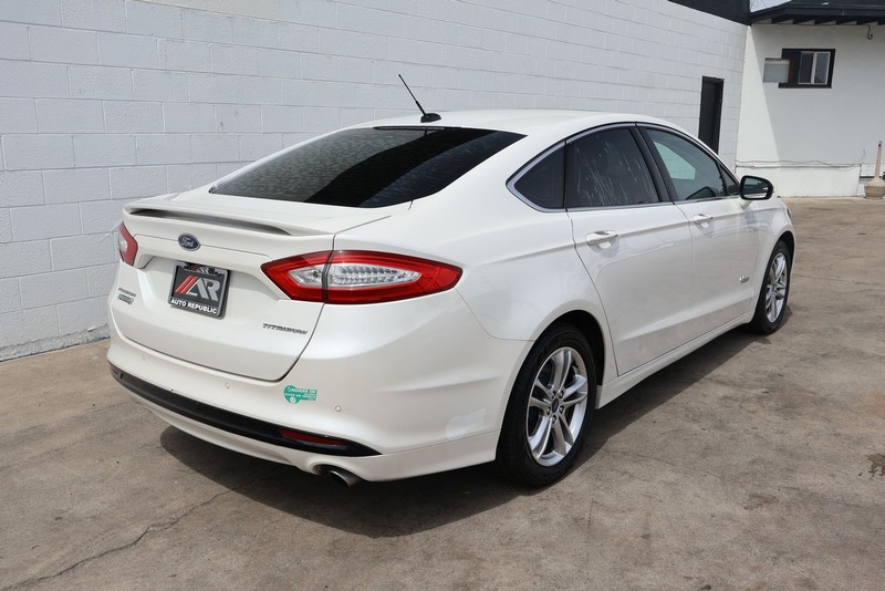 Ford Fusion Energi Vehicle Full-screen Gallery Image 05