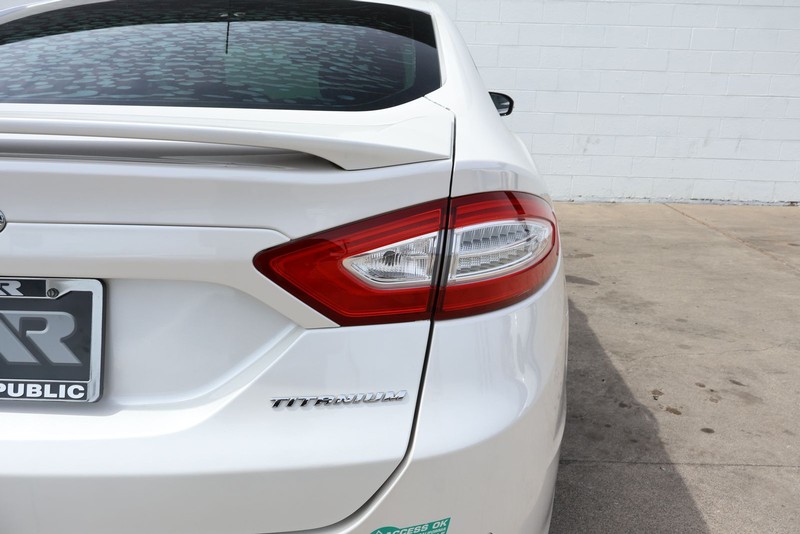 Ford Fusion Energi Vehicle Full-screen Gallery Image 07