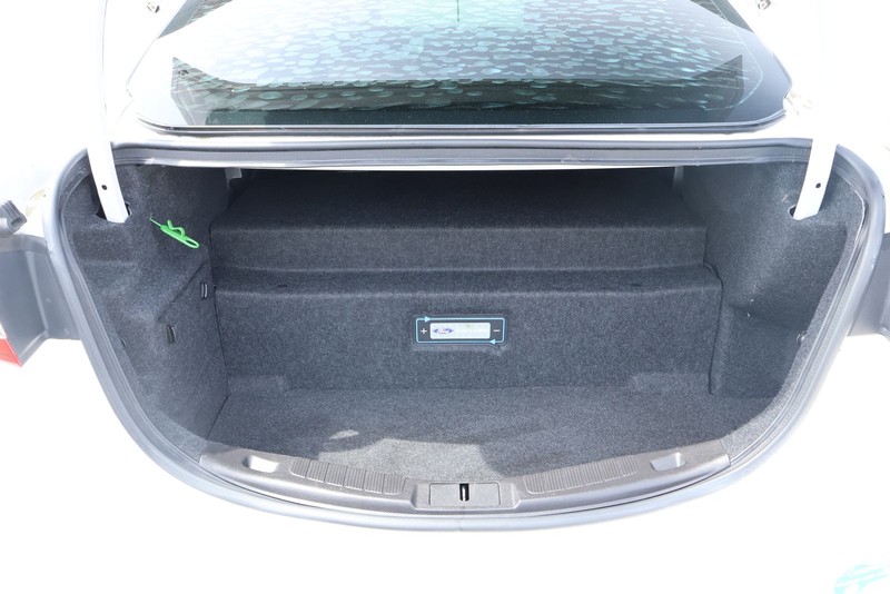 Ford Fusion Energi Vehicle Full-screen Gallery Image 09