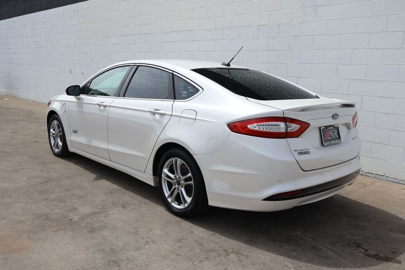Ford Fusion Energi Vehicle Full-screen Gallery Image 10