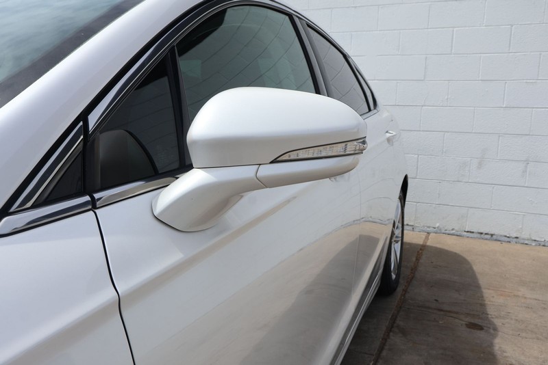 Ford Fusion Energi Vehicle Full-screen Gallery Image 14