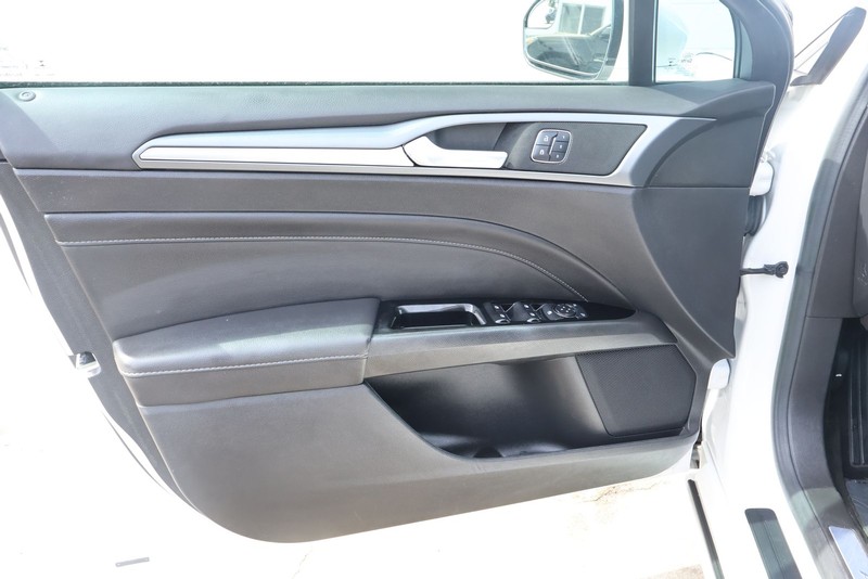 Ford Fusion Energi Vehicle Full-screen Gallery Image 18