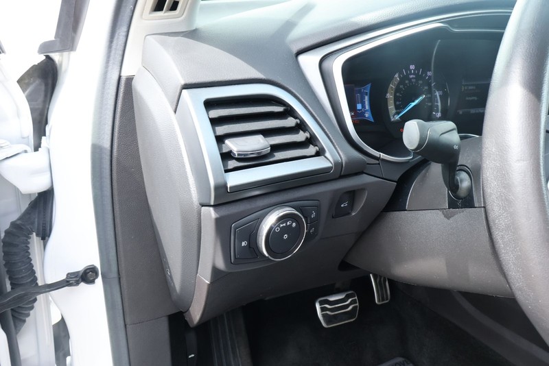 Ford Fusion Energi Vehicle Full-screen Gallery Image 20