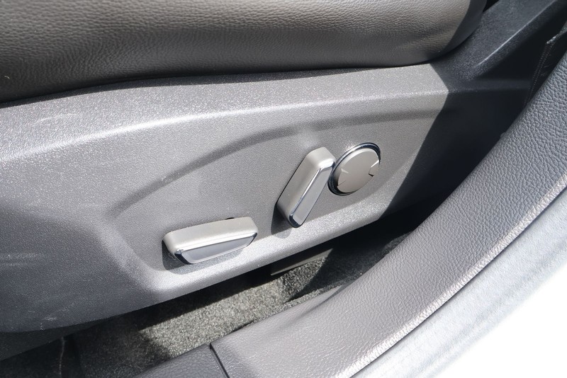 Ford Fusion Energi Vehicle Full-screen Gallery Image 21