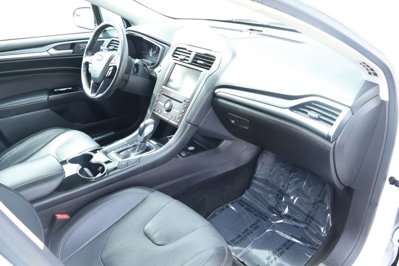 Ford Fusion Energi Vehicle Full-screen Gallery Image 24