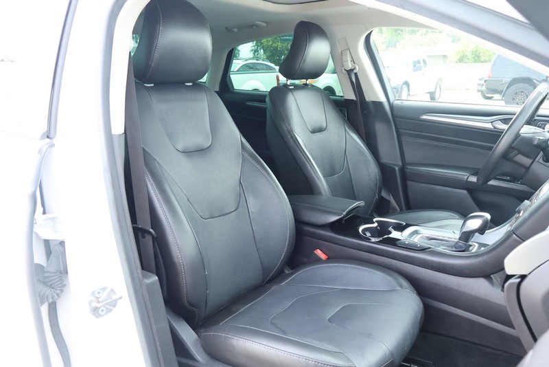 Ford Fusion Energi Vehicle Full-screen Gallery Image 26