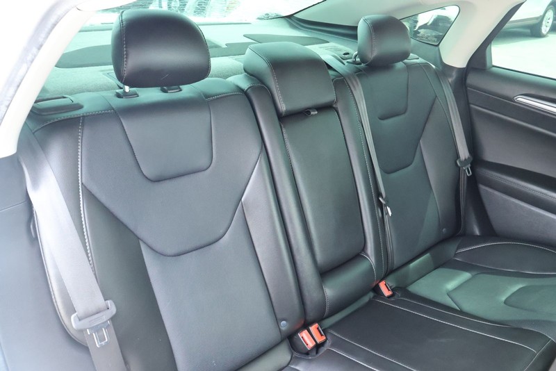 Ford Fusion Energi Vehicle Full-screen Gallery Image 27