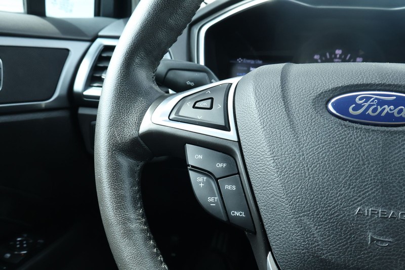 Ford Fusion Energi Vehicle Full-screen Gallery Image 32