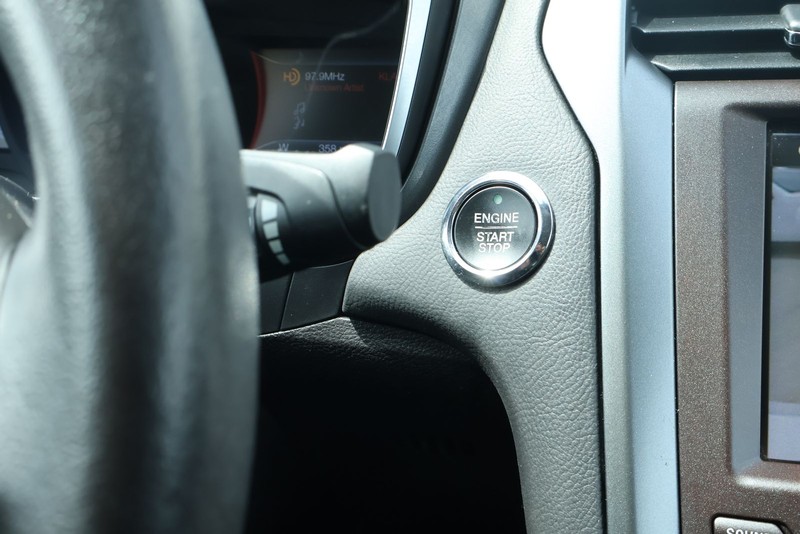 Ford Fusion Energi Vehicle Full-screen Gallery Image 34