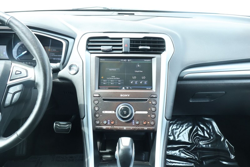 Ford Fusion Energi Vehicle Full-screen Gallery Image 35