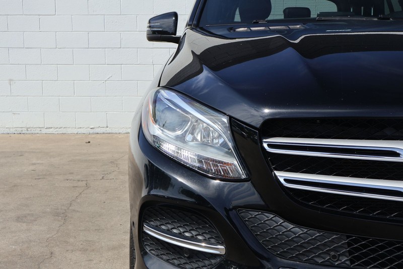 Mercedes-Benz GLE 350 Vehicle Full-screen Gallery Image 03