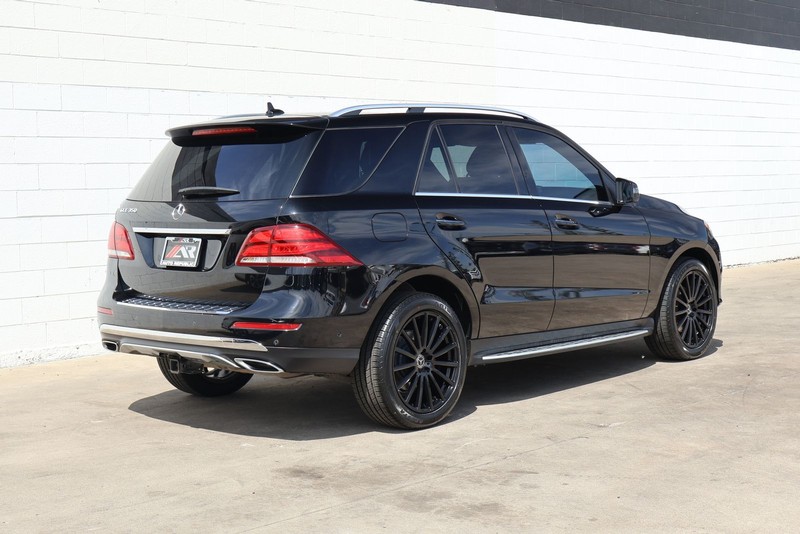 Mercedes-Benz GLE 350 Vehicle Full-screen Gallery Image 05