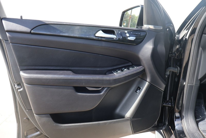 Mercedes-Benz GLE 350 Vehicle Full-screen Gallery Image 15