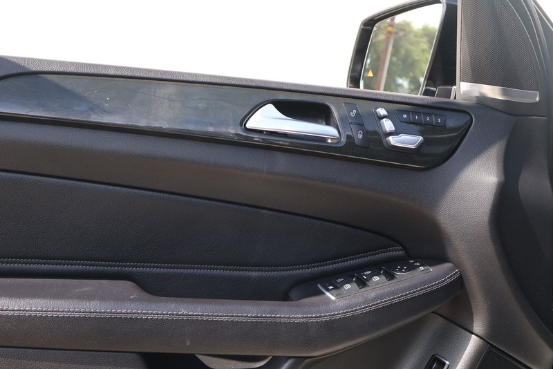 Mercedes-Benz GLE 350 Vehicle Full-screen Gallery Image 16