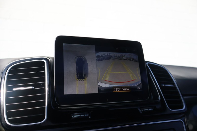 Mercedes-Benz GLE 350 Vehicle Full-screen Gallery Image 31