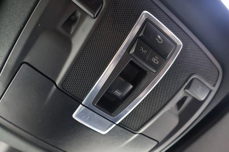 Mercedes-Benz GLE 350 Vehicle Full-screen Gallery Image 35