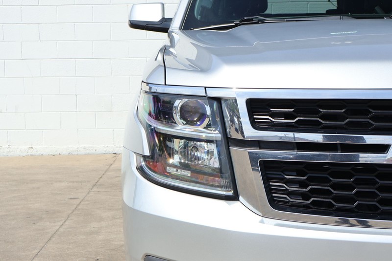 Chevrolet Suburban Vehicle Full-screen Gallery Image 03