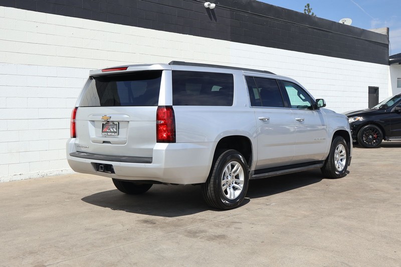 Chevrolet Suburban Vehicle Full-screen Gallery Image 05