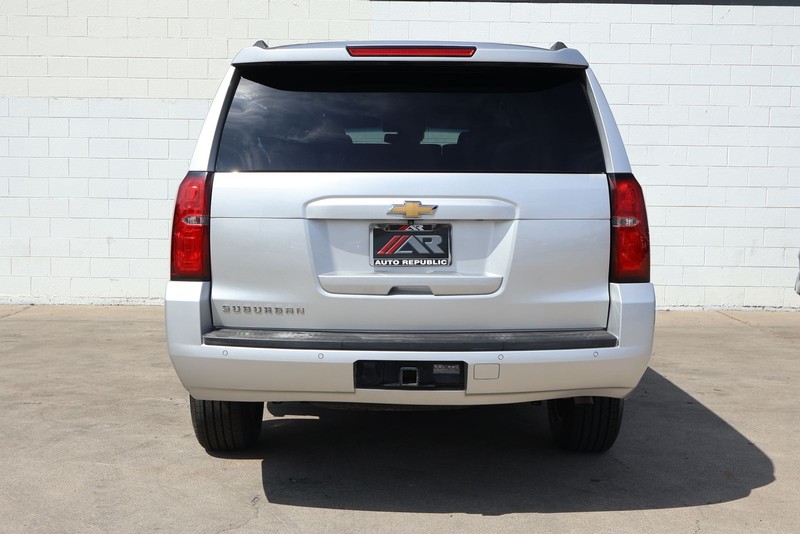 Chevrolet Suburban Vehicle Full-screen Gallery Image 06