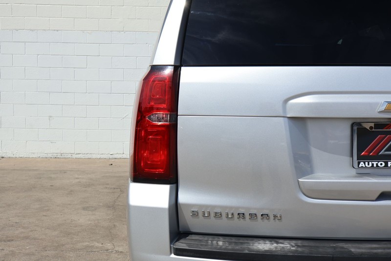 Chevrolet Suburban Vehicle Full-screen Gallery Image 07