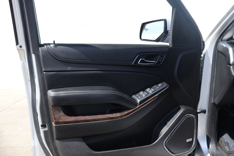 Chevrolet Suburban Vehicle Full-screen Gallery Image 14