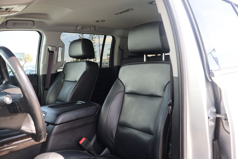 Chevrolet Suburban Vehicle Full-screen Gallery Image 17